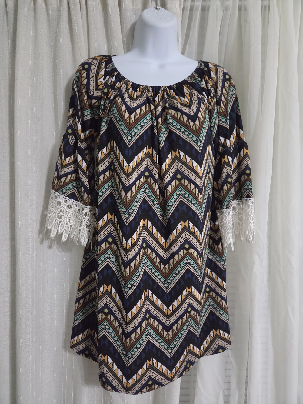 WinWin Half Sleeve Lace Tunic Geometric Tunic in Black & White Size Large-XL